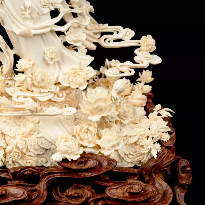 Композиция из бивня мамонта "Гуаньинь в цветах, осыпаемых с небес"