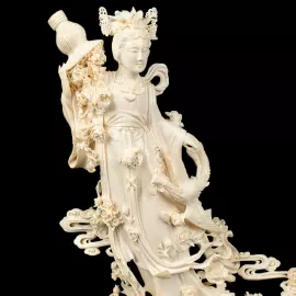 Композиция из бивня мамонта "Гуаньинь в цветах, осыпаемых с небес"