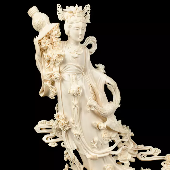 Композиция из бивня мамонта "Гуаньинь в цветах, осыпаемых с небес"