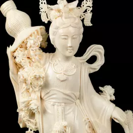 Композиция из бивня мамонта "Гуаньинь в цветах, осыпаемых с небес"