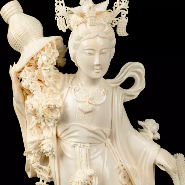 Композиция из бивня мамонта "Гуаньинь в цветах, осыпаемых с небес"
