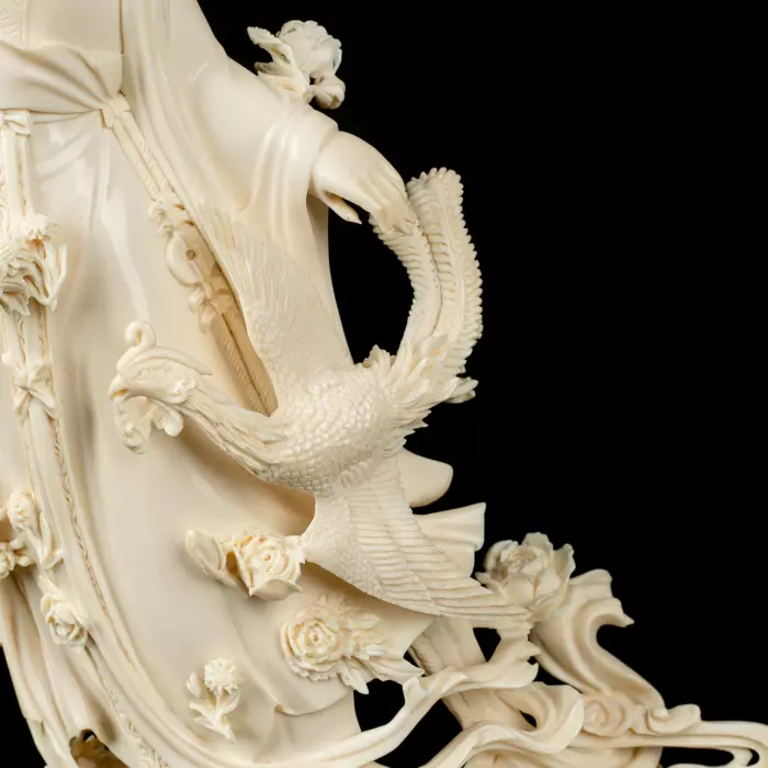 Композиция из бивня мамонта "Гуаньинь в цветах, осыпаемых с небес"