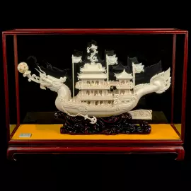 Корабль-дракон из бивня мамонта "Хуафанг"