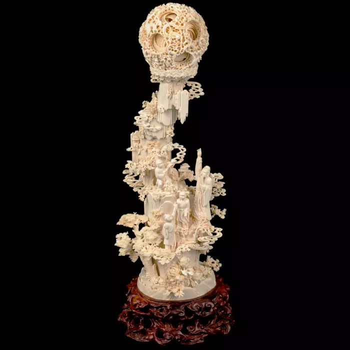 Композиция из бивня мамонта с кантонским шаром "Обращение к восходящему солнцу"