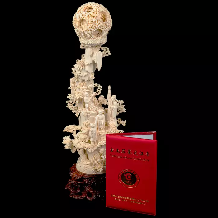 Композиция из бивня мамонта с кантонским шаром "Обращение к восходящему солнцу"