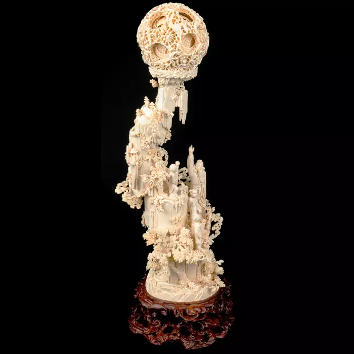 Композиция из бивня мамонта с кантонским шаром "Обращение к восходящему солнцу"