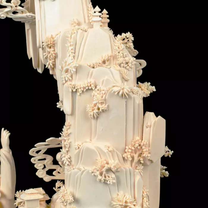 Композиция из бивня мамонта с кантонским шаром "Обращение к восходящему солнцу"