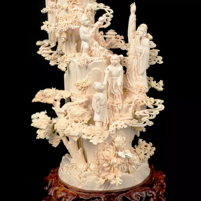 Композиция из бивня мамонта с кантонским шаром "Обращение к восходящему солнцу"