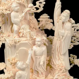 Композиция из бивня мамонта с кантонским шаром "Обращение к восходящему солнцу"