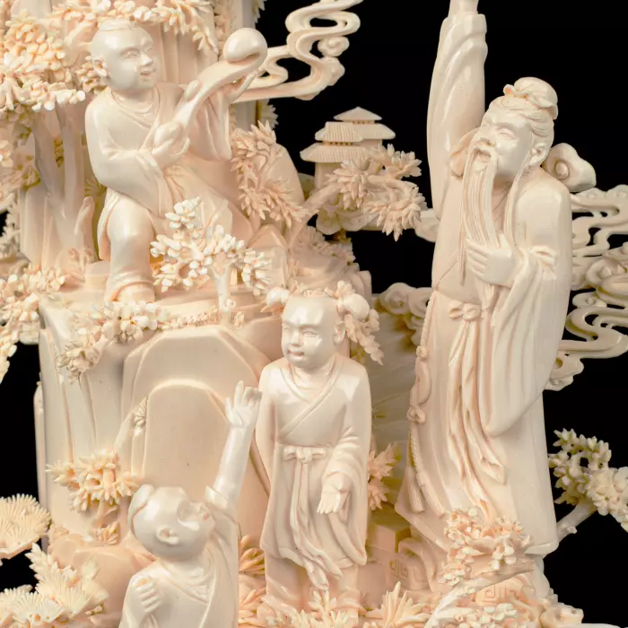 Композиция из бивня мамонта с кантонским шаром "Обращение к восходящему солнцу"