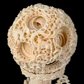 Композиция из бивня мамонта с кантонским шаром "Обращение к восходящему солнцу"