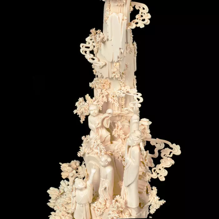 Композиция из бивня мамонта с кантонским шаром "Обращение к восходящему солнцу"