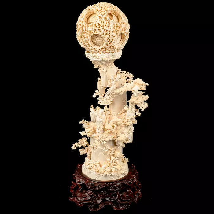 Композиция из бивня мамонта с кантонским шаром "Поднимаю бокал и приглашаю луну"