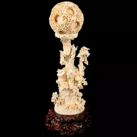 Композиция из бивня мамонта с кантонским шаром "Поднимаю бокал и приглашаю луну"