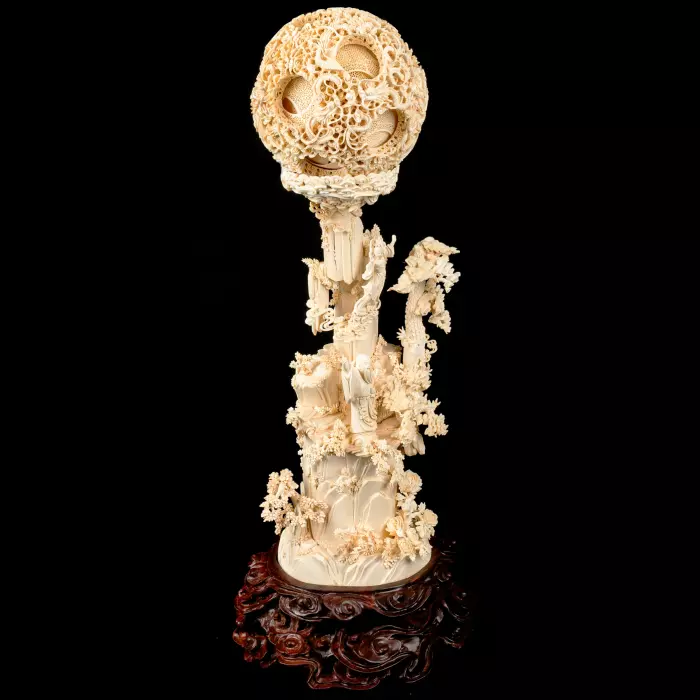 Композиция из бивня мамонта с кантонским шаром "Поднимаю бокал и приглашаю луну"