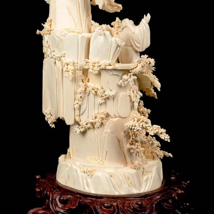 Композиция из бивня мамонта с кантонским шаром "Поднимаю бокал и приглашаю луну"