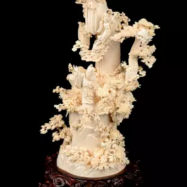 Композиция из бивня мамонта с кантонским шаром "Поднимаю бокал и приглашаю луну"