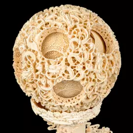 Композиция из бивня мамонта с кантонским шаром "Поднимаю бокал и приглашаю луну"