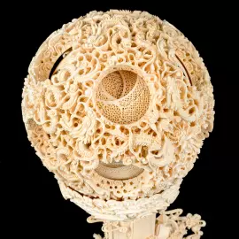 Композиция из бивня мамонта с кантонским шаром "Поднимаю бокал и приглашаю луну"