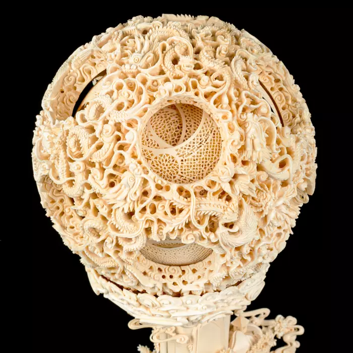 Композиция из бивня мамонта с кантонским шаром "Поднимаю бокал и приглашаю луну"