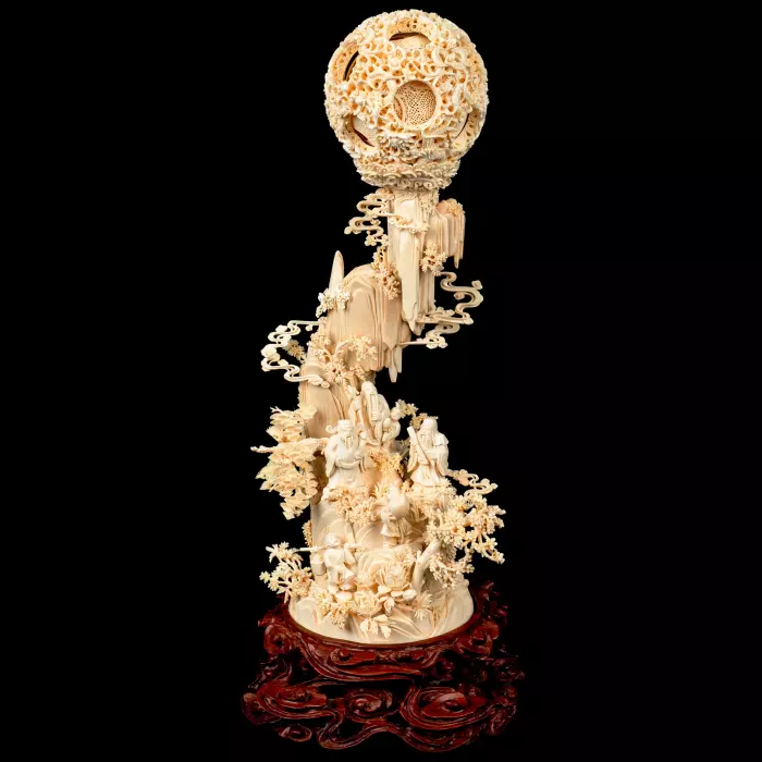 Композиция из бивня мамонта с кантонским шаром "Высота Цзисин Гаочжао"