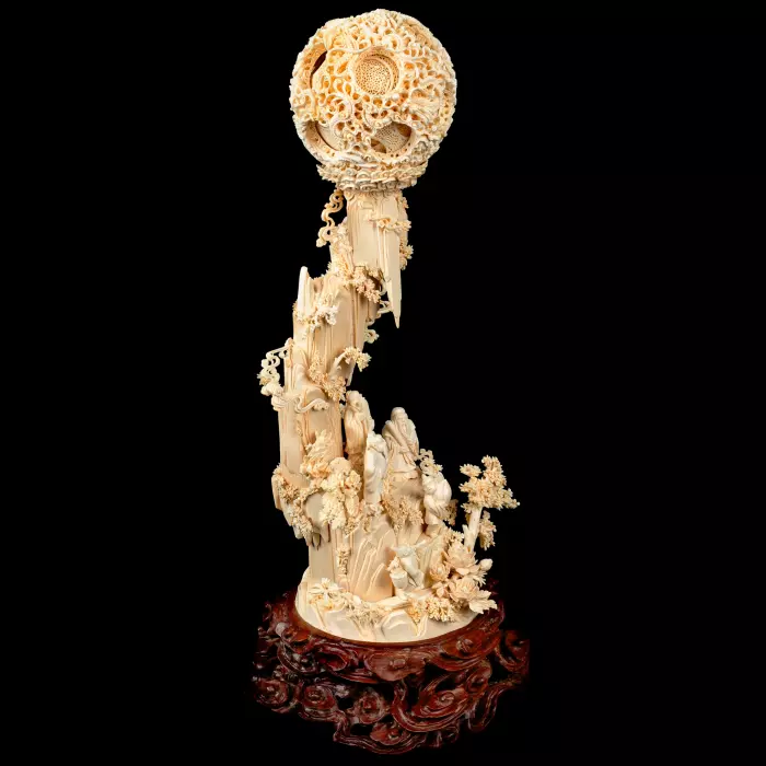 Композиция из бивня мамонта с кантонским шаром "Высота Цзисин Гаочжао"