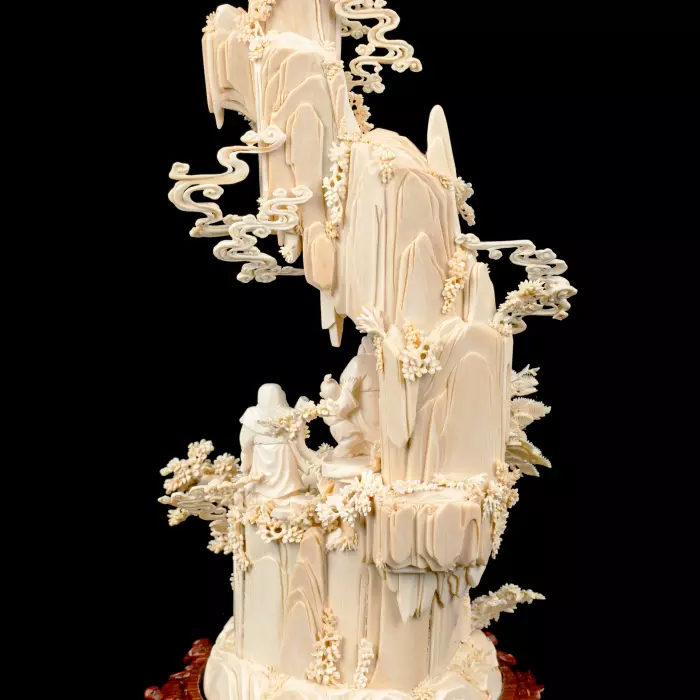 Композиция из бивня мамонта с кантонским шаром "Высота Цзисин Гаочжао"