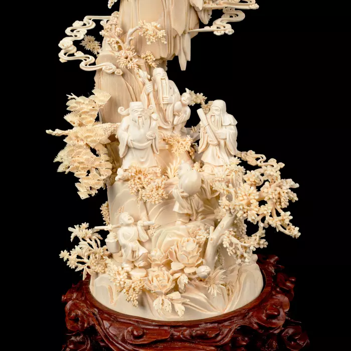 Композиция из бивня мамонта с кантонским шаром "Высота Цзисин Гаочжао"