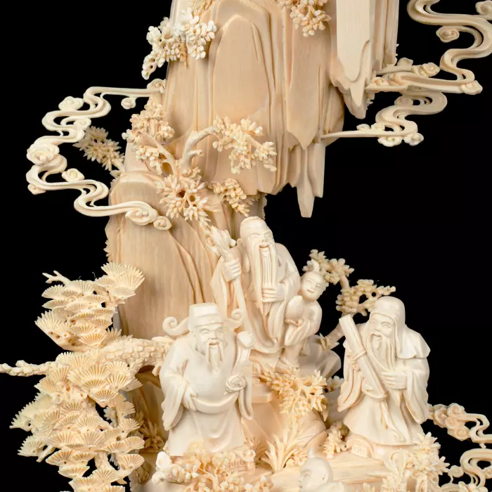 Композиция из бивня мамонта с кантонским шаром "Высота Цзисин Гаочжао"