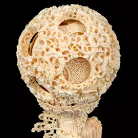 Композиция из бивня мамонта с кантонским шаром "Высота Цзисин Гаочжао"