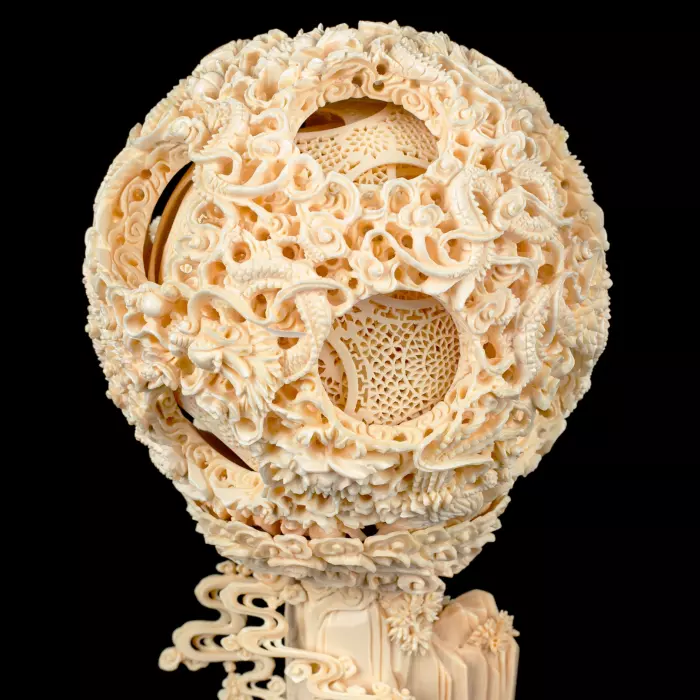 Композиция из бивня мамонта с кантонским шаром "Высота Цзисин Гаочжао"