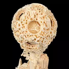 Композиция из бивня мамонта с кантонским шаром "Высота Цзисин Гаочжао"