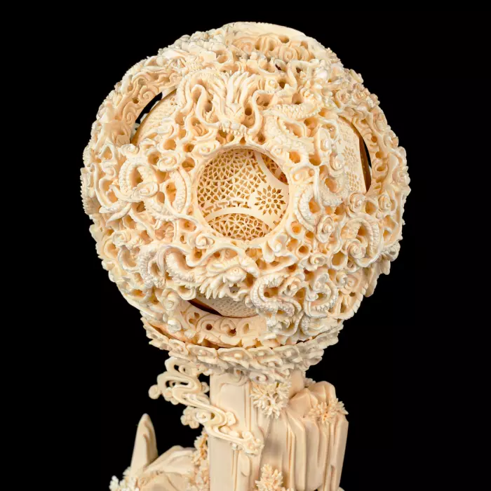 Композиция из бивня мамонта с кантонским шаром "Высота Цзисин Гаочжао"