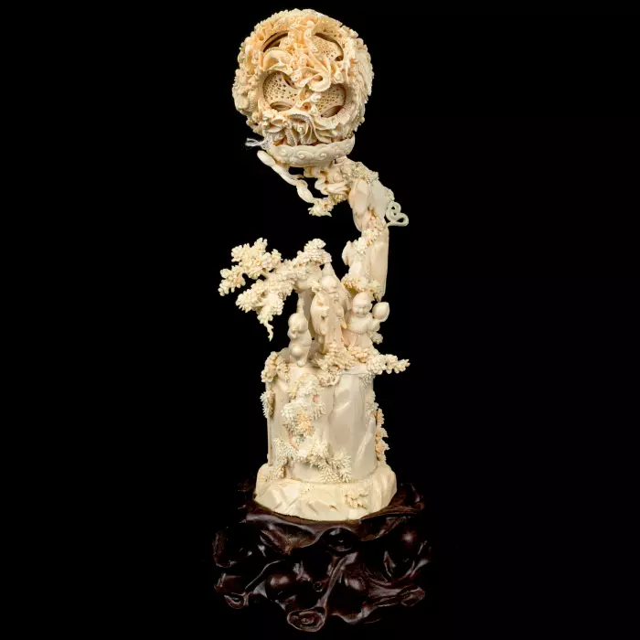 Композиция из бивня мамонта с кантонским шаром "Мудрец"