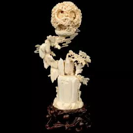 Композиция из бивня мамонта с кантонским шаром "Мудрец"