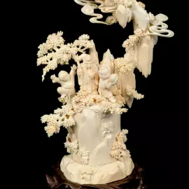 Композиция из бивня мамонта с кантонским шаром "Мудрец"