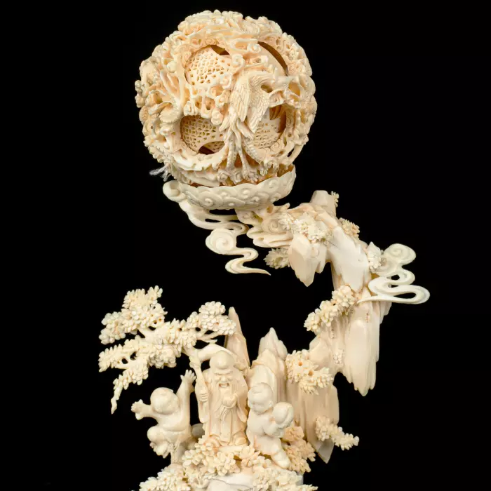 Композиция из бивня мамонта с кантонским шаром "Мудрец"