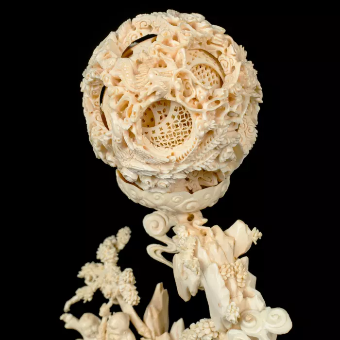 Композиция из бивня мамонта с кантонским шаром "Мудрец"