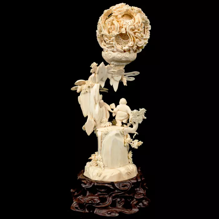 Композиция из бивня мамонта с кантонским шаром "Отдых"