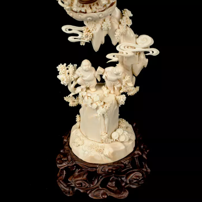 Композиция из бивня мамонта с кантонским шаром "Отдых"