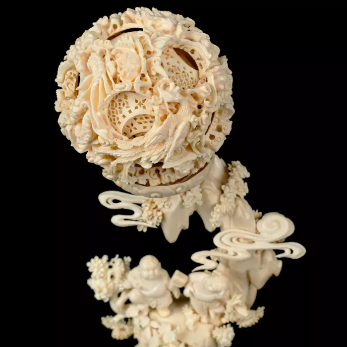 Композиция из бивня мамонта с кантонским шаром "Отдых"