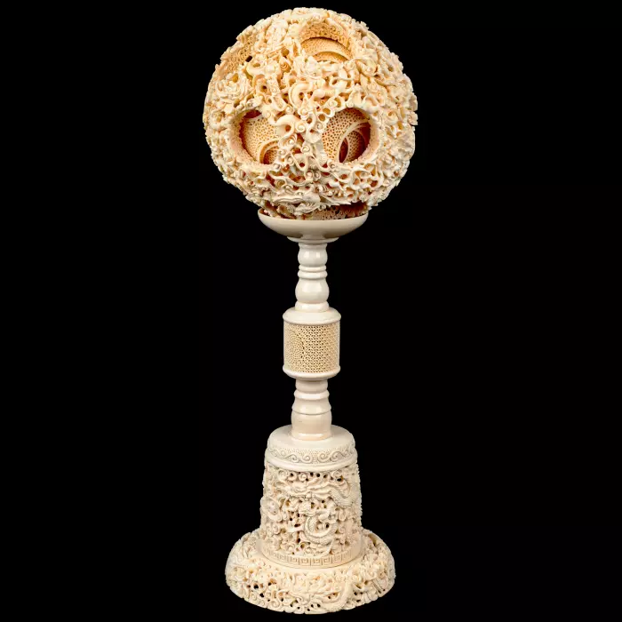 Композиция из бивня мамонта с кантонским шаром "Дракон"