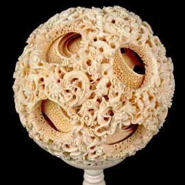 Композиция из бивня мамонта с кантонским шаром "Дракон"