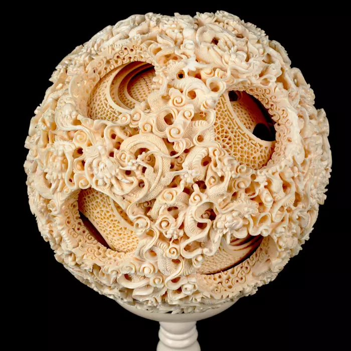 Композиция из бивня мамонта с кантонским шаром "Дракон"