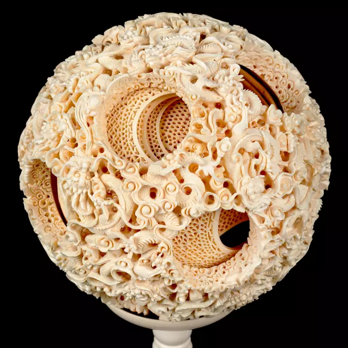 Композиция из бивня мамонта с кантонским шаром "Дракон"