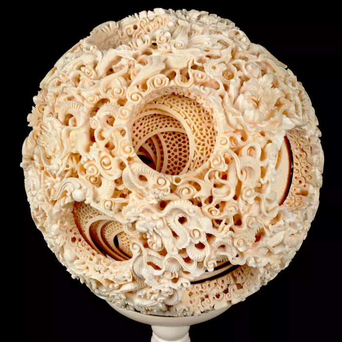 Композиция из бивня мамонта с кантонским шаром "Дракон"