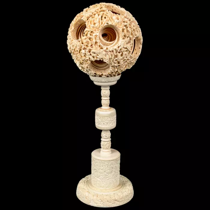 Композиция из бивня мамонта с кантонским шаром "Дракон в цветах"