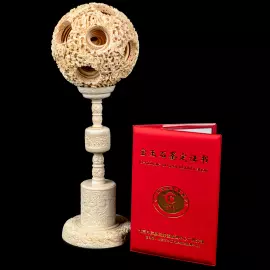 Композиция из бивня мамонта с кантонским шаром "Дракон в цветах"