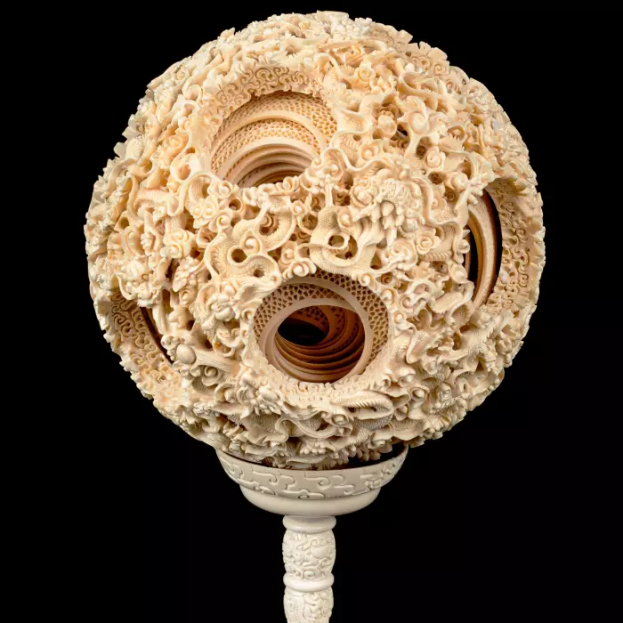 Композиция из бивня мамонта с кантонским шаром "Дракон в цветах"