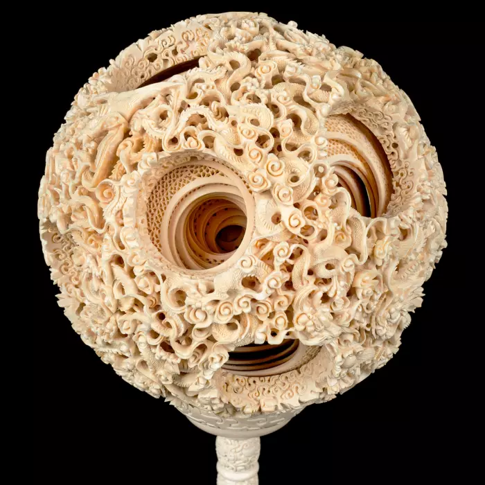 Композиция из бивня мамонта с кантонским шаром "Дракон в цветах"